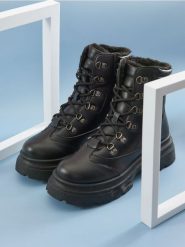 Botki - czarny. Czarne botki damskie Sinsay, bez obcasa, bez zapięcia. Za 129.99 zł.