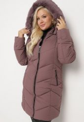 Ciemnofioletowa Kurtka Pikowana z Ozdobnymi Przeszyciami Ozdobiona Futerkiem Sarittia. Fioletowe kurtki damskie Born2be, na zimę, xl, bez wzorów, bez kaptura. Za 259.99 zł.