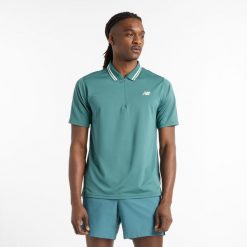 Koszulka męska New Balance MT41402NUS – zielona. Zielone koszulki polo męskie New Balance, l, bez wzorów, z materiału, klasyczne, bez ramiączek. Za 249.99 zł.