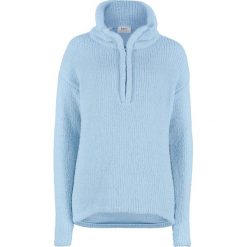 Sweter z puszystej przędzy bonprix pudrowy niebieski. Niebieskie swetry damskie bonprix, bez wzorów, bez kołnierzyka, bez ramiączek, bez kaptura. Za 51.99 zł.