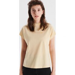 Koszulka z motywem - Beżowy. T-shirty damskie marki Cropp. W wyprzedaży za 14.99 zł.