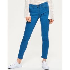 Denimowe jegginsy - Niebieski. Niebieskie legginsy damskie Cropp, z jeansu. Za 59.99 zł.