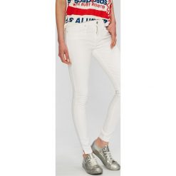 Tommy Hilfiger - Jeansy. Białe jeansy damskie Tommy Hilfiger. W wyprzedaży za 329.90 zł.