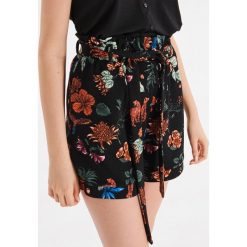 Szorty paperbag z nadrukiem - Czarny. Szorty damskie Cropp. Za 63.99 zł.