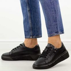 Czarne skórzane półbuty damskie na platformie Jezzi 18-20. Czarne obuwie sportowe damskie Jezzi, bez wzorów, z jeansu. Za 249.00 zł.