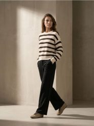 Sweter w paski z bufiastymi rękawami z wiskozy - kremowy. Białe swetry damskie Sinsay, l, bez wzorów, z wiskozy, bez kołnierzyka, bez ramiączek, bez kaptura. Za 49.99 zł.