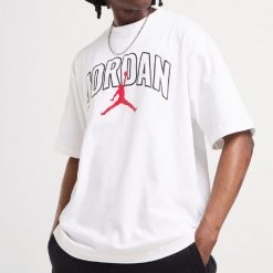 Koszulka męska Air Jordan Brooklyn Arch Logo T-shirt Biała IB7347-100. Białe t-shirty męskie Jordan, m, bez wzorów, sportowe, bez kołnierzyka. Za 148.35 zł.