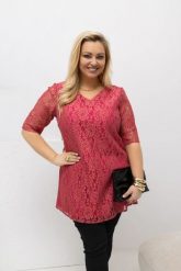Malinowa tunika wizytowa Larise z eleganckiej koronki PLUS SIZE XXL OVERSIZE WIOSNA. Różowe tuniki damskie Moda Size Plus Iwanek, plus size, bez wzorów, z elastanu, biznesowe, bez kołnierzyka, plus size, bez ramiączek. Za 199.90 zł.