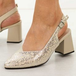 Beżowe skórzane czółenka damskie Cambell 35306. Brązowe czółenka damskie Cambell, bez wzorów, ze skóry, biznesowe, bez obcasa, na słupku, bez zapięcia. Za 219.00 zł.