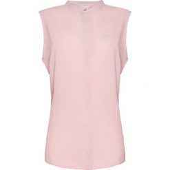 Koszula w kolorze jasnoróżowym. Koszule damskie marki Lacoste. W wyprzedaży za 249.95 zł.