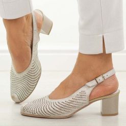 Złote przec. skórzane Polskie czółenka damskie Deoni D136. Żółte czółenka damskie Deoni, w ażurowe wzory, ze skóry, biznesowe, bez obcasa, na obcasie, bez zapięcia. Za 429.00 zł.