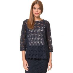 Koszulka w kolorze granatowym. T-shirty damskie Tom Tailor, w koronkowe wzory, z koronki, z dekoltem na plecach. W wyprzedaży za 108.95 zł.