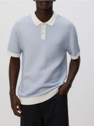 Sweter polo ze strukturalnej dzianiny - jasnoniebieski. Niebieskie swetry przez głowę męskie Reserved, l, bez wzorów, z bawełny, bez kołnierzyka. Za 119.99 zł.