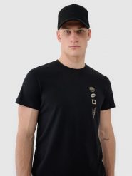 4F T-shirt regular z nadrukiem męski - czarny S. Czarne koszulki sportowe męskie 4f, m, bez wzorów, z bawełny, bez kołnierzyka, bez ramiączek. W wyprzedaży za 59.99 zł.