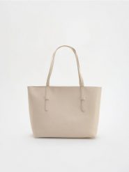 Torebka shopper z imitacji skóry - biały. Białe torebki shopper damskie Reserved, bez wzorów, ze skóry, bez dodatków. W wyprzedaży za 39.99 zł.