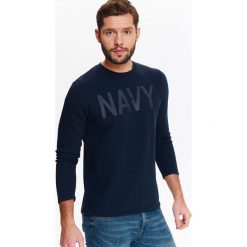 BLUZA MĘSKA NIEROZPINANA Z APLIKACJĄ. Czarne bluzy męskie TOP SECRET, na lato, l, z aplikacjami, z dzianiny, bez kaptura. W wyprzedaży za 39.99 zł.