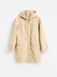 Długa parka z kapturem - beżowy. Brązowe parki damskie Reserved, l, bez wzorów, z tkaniny, z kapturem. Za 179.99 zł.
