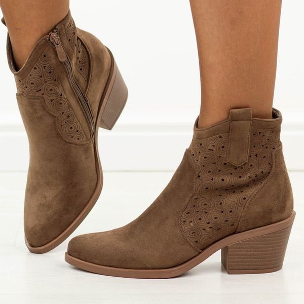 Brązowe botki damskie, kowbojki S.Barski 8147. Brązowe botki damskie S.BARSKI, na jesień, z jeansu, boho, bez obcasa, na obcasie, bez zapięcia. Za 249.00 zł.