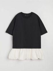 Bawełniana bluzka z krótkim rękawem z kontrastową falbaną u dołu - czarny. Czarne bluzki damskie Sinsay, l, bez wzorów, z bawełny, bez kołnierzyka, bez ramiączek. Za 39.99 zł.