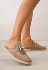 Ciemnobeżowe Klapki Mule Ozdobione Klamrą Peromela. Brązowe klapki damskie Renee, bez wzorów, z dzianiny, eleganckie, bez obcasa, na płaskiej podeszwie. Za 89.99 zł.
