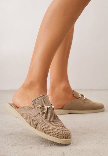 Ciemnobeżowe Klapki Mule Ozdobione Klamrą Peromela. Brązowe klapki damskie Renee, bez wzorów, z dzianiny, eleganckie, bez obcasa, na płaskiej podeszwie. Za 89.99 zł.
