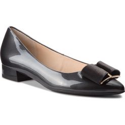 Półbuty HÖGL - 6-102085 Darkgrey 6600. Szare półbuty damskie HÖGL, z aplikacjami, z lakierowanej skóry, bez obcasa, na płaskiej podeszwie, bez zapięcia. W wyprzedaży za 379.00 zł.