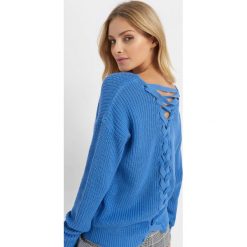 Sweter z wiązaniem na plecach. Niebieskie swetry damskie Orsay, z bawełny, z dekoltem na plecach. Za 79.99 zł.