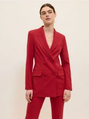 Długa dwurzędowa marynarka - czerwony. Czerwone żakiety damskie Reserved, l, bez wzorów, z tkaniny. W wyprzedaży za 119.99 zł.