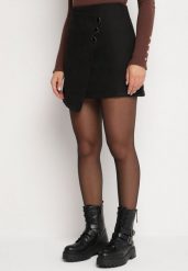 Czarna Kopertowa Spódnica o Trapezowym Kroju Ozdobiona Guzikami Niloria. Czarne spódnice damskie Born2be, l, z aplikacjami, eleganckie, mini, kopertowe. Za 89.99 zł.