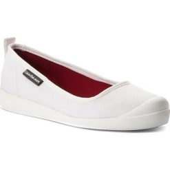 Półbuty CALVIN KLEIN JEANS - Libby R8947 White. Białe półbuty damskie Calvin Klein Jeans, z jeansu. W wyprzedaży za 289.00 zł.