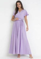 Fioletowa Elegancka Sukienka Maxi w Plisy z Kopertowym Dekoltem i Wiązaniem Thessi. Fioletowe sukienki damskie Born2be, na lato, s, bez wzorów, eleganckie, bez kołnierzyka, bez ramiączek, maxi, kopertowe. Za 64.99 zł.