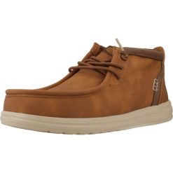 Buty HEY DUDE WALLY MID GRIP R CLASSIC Jasnobrązowy. Brązowe trekkingi męskie PRO BRANDS, trekkingowe. W wyprzedaży za 351.00 zł.