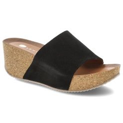 Klapki damskie Armdo, zamszowe na koturnie z miękkimi wkładkami, czarny, 40311-W. Czarne sandały damskie Armodo, bez wzorów, z zamszu, bez obcasa, na koturnie, bez zapięcia. Za 209.00 zł.