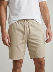 Bawełniane szorty jogger - beżowy. Brązowe szorty męskie Sinsay, m, bez wzorów, z bawełny. Za 39.99 zł.