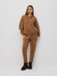 Dzianinowe spodnie z wiskozą - beżowy. Brązowe spodnie materiałowe damskie Reserved, l, bez wzorów, z dzianiny. Za 139.99 zł.