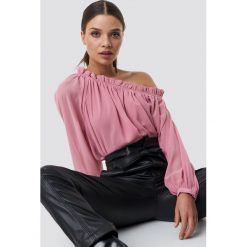 NA-KD Boho Bluzka z asymetrycznym dekoltem - Pink. Bluzki damskie marki NA-KD Boho. W wyprzedaży za 48.57 zł.