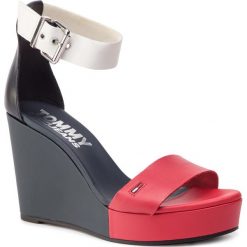 Sandały TOMMY JEANS - Colorblock Rwb Wedge Sandal EN0EN00427 Rwb 020. Klapki damskie marki Tommy Jeans. Za 449.00 zł.
