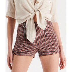 Szorty High Waist w kratę - Jasny szary. Szorty damskie Cropp. Za 69.99 zł.