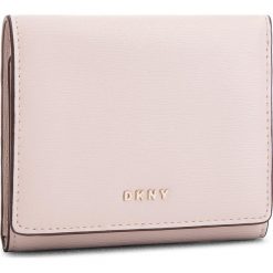 Mały Portfel Damski DKNY - Bryant Trifld Wallet R7413100 Iconic Bls 3IB. Portfele damskie marki DKNY. W wyprzedaży za 279.00 zł.