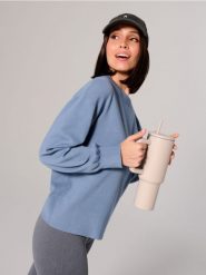 Sweter - niebieski. Niebieskie swetry damskie Sinsay, l, bez wzorów, bez kołnierzyka, bez ramiączek, długie, bez kaptura. W wyprzedaży za 27.99 zł.