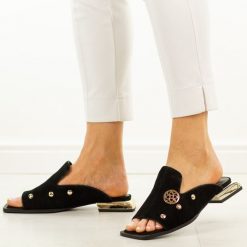 Czarne skórzane klapki damskie DiA 3061. Czarne klapki damskie DiA, bez wzorów, ze skóry, eleganckie, bez obcasa, na obcasie. Za 379.00 zł.