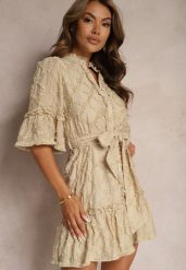 Beżowa Sukienka o Kroju Koszulowym Wiązana w Pasie Paskiem w Talii z Falbanami Xalifea. Brązowe sukienki damskie Renee, l, bez wzorów, eleganckie, bez kołnierzyka, bez ramiączek, mini, kopertowe. Za 169.99 zł.