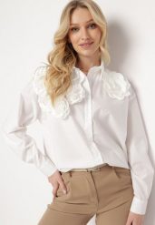Biała Koszula z Ozdobnymi Naszytymi Kwiatami Ernna. Białe bluzki damskie Born2be, m, bez wzorów, eleganckie, bez kołnierzyka, bez ramiączek. Za 169.99 zł.