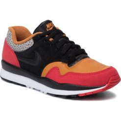 Buty NIKE - Air Safari Se Sp19 BQ8418 600 University Red/Black/Monarch. Czarne półbuty na co dzień męskie Nike, z materiału, klasyczne, bez zapięcia. W wyprzedaży za 349.00 zł.