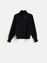 Sweter z ozdobnym detalem - czarny. Czarne swetry damskie Reserved, l, bez wzorów, z dzianiny, bez kołnierzyka, bez ramiączek, bez kaptura. Za 149.99 zł.