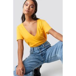 NA-KD Basic T-shirt z dekoltem V - Yellow. T-shirty damskie marki NA-KD Basic. W wyprzedaży za 20.47 zł.