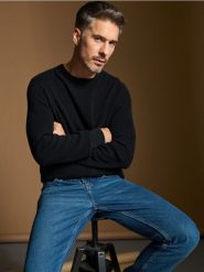 Sweter - czarny. Czarne swetry przez głowę męskie Sinsay, l, bez wzorów, bez kołnierzyka. W wyprzedaży za 35.99 zł.