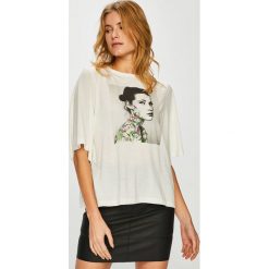 Jacqueline de Yong - Top Angle. Szare topy damskie Jacqueline de Yong, z krótkim rękawem. W wyprzedaży za 44.90 zł.