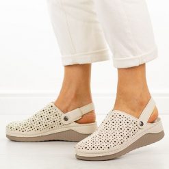 Beżowe klapki damskie na koturnie Vinceza 85206. Brązowe klapki damskie VINCEZA, bez wzorów, z jeansu, casualowe, bez obcasa, na koturnie. Za 139.00 zł.