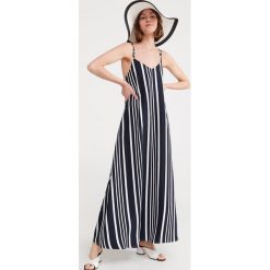 Sukienka z odkrytymi plecami - Wielobarwn. Szare sukienki damskie marki Reserved, bez wzorów, bez kołnierzyka, bez ramiączek. Za 179.99 zł.